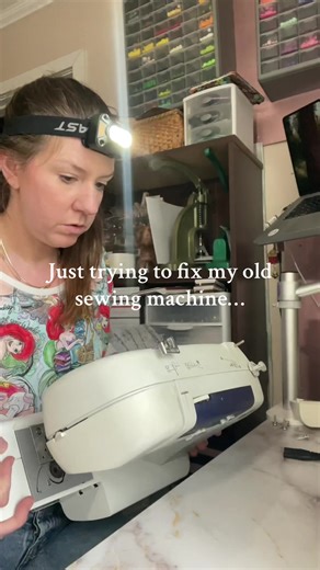 Did I look up any tutorials? No. Did I think I could just unscrew everything and open it up? Yes. Did that work out? No. 😅🤣 and i got the idea to use a head flash light from @rea 🪡 ❤️❤️ brilliant 😘 #sewingmywayto10k #sewist #sewingalterations #sewingtiktok #sewingmachine