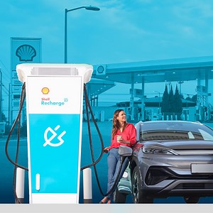 Budapesten is egyre több Shell töltőállomáson található Shell Recharge töltőpont, amelyek 150-300kW-os nagy teljesítményükkel rövid időn belül megfelelően feltöltik autóját! ⚡ Ez igazán felvillanyozó hír, nem igaz? 🚗🔋 Látogasson el hozzánk, és tapasztalja meg a villámgyors töltés előnyeit! Találja meg az Önhöz legközelebb eső Shell Recharge töltőpontot: https://go.shell.com/3SAKUCj | Shell