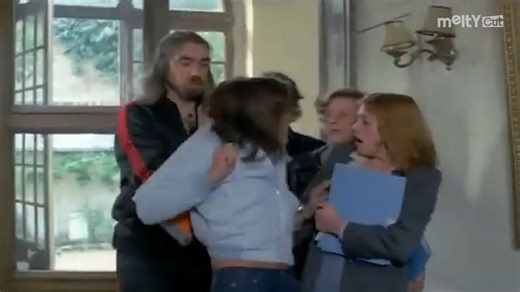 Dominique Hulin, l’imposant acteur cascadeur connu pour ses rôles musclés, incarne dans Les Sous-doués passent le bac le surveillant géant surnommé « Le Grêlé ». Ce que beaucoup ne savent pas, c’est que sa présence sur le tournage servait aussi… de sécurité naturelle. Son physique impressionnant et sa réputation dans le métier faisaient que même les techniciens plaisantaient en disant qu’il suffisait de le placer dans un couloir pour maintenir le calme sur le plateau. Hulin, pourtant très doux d