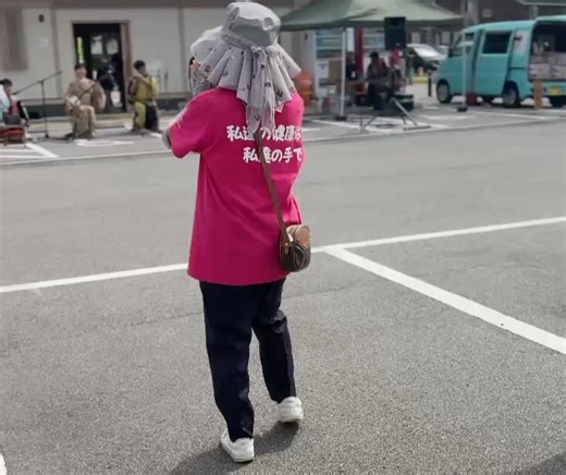 郡上節ガールズバンド on Instagram: ". 第84回七尾城まつり🏯 先日は石川県七尾市でのイベントで演奏させていただきました！ 郡上市と七尾市は交流都市となっており、今年で15周年。 そんな機会に七尾市で郡上おどりをさせていただけて、 とても有難い1日でした💐 七尾の方たちはとても温かく、 郡上に来ていただいたことのある方や、 郡上おどりを踊ったことがある方も何人か！ また、『郡上八幡天然水サイダー』のグッズを持って、 全力で春駒を踊っていただいた方まで🤣 踊り助平の方も、なんと2組！来ていただけました🥺 郡上おどりが始まると、踊り助平たちを中心に七尾の方たちにも集まっていただき、踊りの輪ができました✨ とても楽しい時間でした！！ また七尾市の皆さんとの交流ができますように♩ お土産もたくさん頂いてしまい、ありがとうございました！ 帰りには海鮮も食べ、七尾を満喫して帰りました…🤤 お声かけいただき、 とても手厚いサポートをしていただいた @tabitabi.gujo さん、七尾市の皆さま、来ていただいた踊り助平さま！ (おひとりは写真撮る前に帰られちゃいましたが�