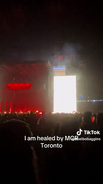 Chicken or fish #mychemicalromance #mcr #mcrtoronto #welcometotheblackparade #fy