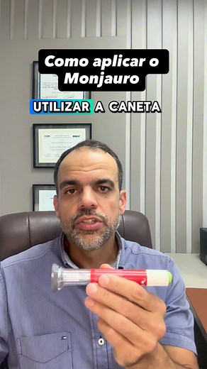 Felipe Arcênio on Instagram: "Como aplicar Mounjaro do jeito certo. Muita gente tem dúvidas sobre como usar a caneta do Mounjaro e a técnica correta faz toda diferença na eficácia e segurança. No vídeo, eu mostro passo a passo, de forma simples e prática, como aplicar sua dose semanal. Se você usa Mounjaro ou vai iniciar o tratamento, salve esse vídeo e compartilhe com quem precisa. Cuidar da saúde também é aprender a usar seus medicamentos da forma certa. Lembrando que esse medicamento deve ser