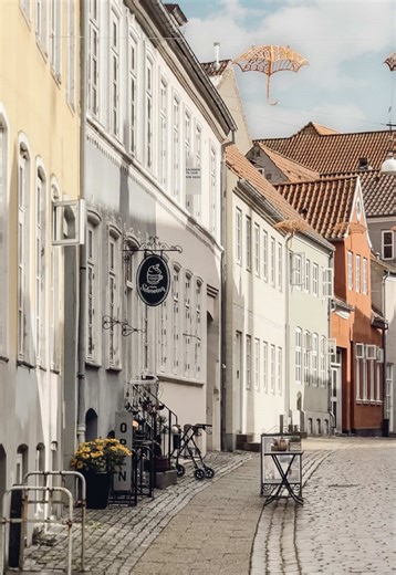 Kennst du das auch? Du überquerst die dänische Grenze und plötzlich ist da dieses leichte, glückliche Gefühl. 🇩🇰 Ganz egal, was der Plan für den Tag ist. Über einen Loppemarked schlendern, am Strand den Wind genießen oder durch eine kleine hyggelige Stadt bummeln. Die Ruhe, die Weite und diese besondere Atmosphäre machen jeden Moment besonders. Dänemark hat einfach diese einzigartige Mischung aus Gelassenheit, Natur und Hygge, die sofort gute Laune bringt und den Alltag weit weg erscheinen läs