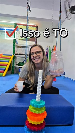 ABC da TO on Instagram: "Atividade, por si só, não é terapia. Mas quando há planejamento, análise e objetivo terapêutica, ela pode se transformar em um poderoso recurso de desenvolvimento. Antes de conquistar habilidades que parecem “simples”, a criança precisa construir sua base. E é aí que a terapia entra: para estruturar, favorecer e transformar esse processo sempre com significado, prazer e diversão. ✨ Comente "TO" para receber mais conteúdos como esse! 🎥 Vídeo colaborativo com a TO Luana G
