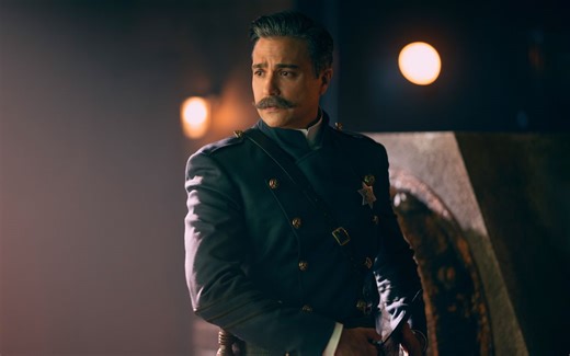 Com sangue brasileiro, ator Jaime Camil canta e dança em Hollywood