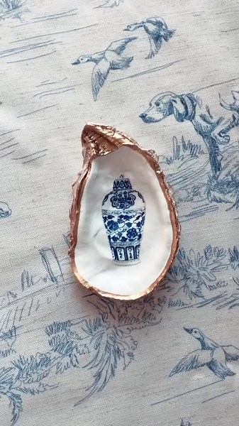#grandmillennial ornaments 🦪 diy oyster shell decoupage ornaments. #blueandwhite #preppychristmas #grandmillennialchristmas