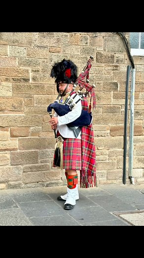 Edinburgh is such an amazing and magical city. With its Scottish bagpipers, medieval castle, royal palace, impressive architecture, and natural beauty, I can’t wait to go back. This is just a small sampling of what this wonderful city has to offer. #edinburgh #royalmile #scotland | Travel Like A Tourist