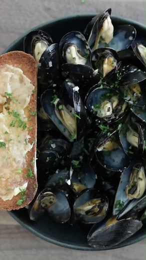 Mussels in Garlic Wine Broth! Try the recipe: https://www.billyparisi.com/mussels-recipe/ | Chef Billy Parisi
