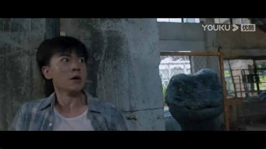 😱😱The man is only separated from the python by a wall. Will the python find him? 男人和巨蟒只有一墙之隔的距离，巨蟒会发现他吗？ #蛇岛狂蟒 #SnakeIslandPython #优酷电影 #youkumovie | Youku Movie