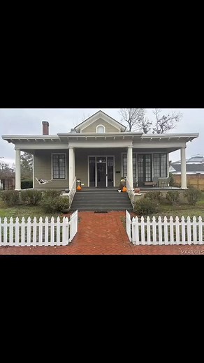 This Alabama house is still on the market. Over 4,000 square feet. $262,000. Link in comments to see all of this house. #oldhouselife #alabama | Old House Life - Michelle Bowers