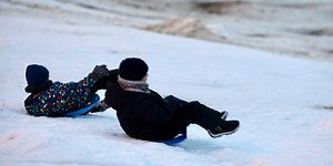 Sarajevsko naselje Mojmilo oživjelo zimske radosti: Mališani uživali u igrama na snijegu