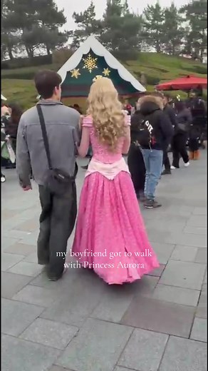 His favourite dreamer💞🌹 #disneylandparis #princessaurora #sleepingbeauty #fyp