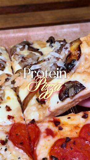 Protein pizza 🍕💪😋 #LausGoToRecipes 🍴✨ • pechuga de pollo (yo use como 700 gr) • echale paprika, pimienta, albahaca, ajo en polvo, y sal • licualo • aplastar para hacer la masa • horno 20 min a 200 °C • voltear • 20 min más del otro lado • sacar y agregar salsas toppings • otro ratito al horno • toppings finales y listooooo ya tienes una pizza guilty free 💃🤍