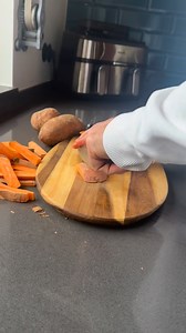 Zoete aardappelfriet bakken in de Airfryer 🍠 Wil jij heerlijk knapperige zoete aardappelfriet uit de Airfryer? Met deze tips lukt het gegarandeerd. Onthoud ze goed en succes is verzekerd! Belangrijke tips 👉Snijd de friet gelijkmatig en niet te dun 👉Gebruik zonnebloemolie voor het beste resultaat 👉Bak de friet nooit heter dan 180°C 👉Laat de friet 1 uur weken in lauwwarm water óf stoom ze 10 minuten vooraf Ingrediënten 800 g zoete aardappelfriet 3 theelepels aardappelzetmeel 2 theelepels caju