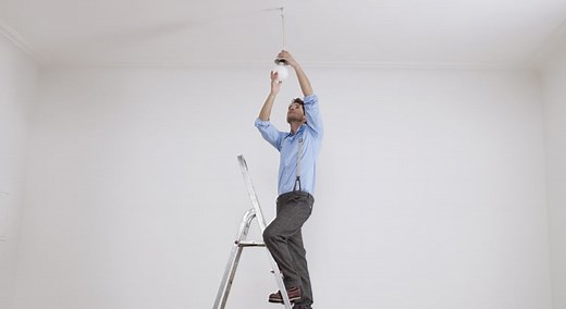 5 astuces pour démonter une ampoule au plafond