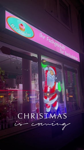 Christmas is coming – und bei Backzauber Bremen wird’s jeden Tag ein Stück magischer! ✨🎄 Ich zeige euch heute die ersten kleinen Momente, wie unser Laden langsam in Weihnachtsstimmung kommt. Wer liebt diese Zeit auch so sehr wie ich? 💖 Lasst uns den Dezember gemeinsam wunderschön machen! #backzauberbremen #weihnachten2025 #weihnachtsdeko #bremen #christmasiscoming
