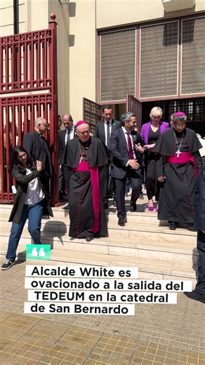 Alcalde @christopherwhitebahamondes es ovacionado afuera de la catedral al término del tradicional TEDEUM en San Bernardo por fiestas patrias. #sanbernardo #comunadesanbernardo #sanbernardodechile