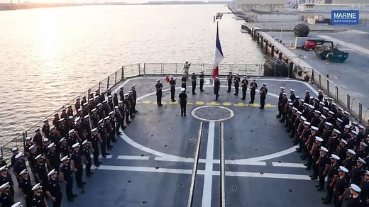 Le 6 août 2020, la frégate multi-missions Languedoc, déployée depuis le 25 avril dans le cadre de la mission AGENOR, a réalisé sa première relève d’équipage en escale après une période de passation de consignes trois jours au sein de la base navale d’Abu Dhabi (Emirats Arabes Unis). Cette première relève d’équipage à l’étranger pour une FREMM marque une étape importante dans la manœuvre « bâtiment à double équipage (B2E). Qu’est-ce que cela implique ? Quels sont les avantages pour les marins ? C