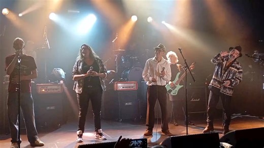 Ils ont chanté la paix ce soir sur la scène de L'ECHONOVA lors du Vannes All Star et ils ont fini par un sublime "Imagine" 🫶 | Le Télégramme Vannes