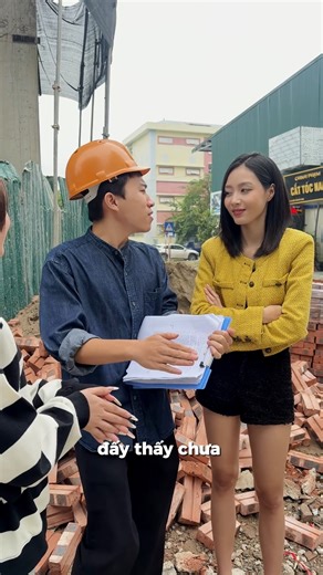 CÔ CHỦ NHÀ XINH ĐẸP VÀ ANH KIẾN TRÚC SƯ... TƯỞNG BỞ 🤭 Tưởng gia chủ “đổ mình” vì cứ lén nhìn mãi, ai ngờ anh kiến trúc sư ăn ngay quả “dưa bở”! Hóa ra nàng chỉ đang chờ… nhờ anh giám sát lắp thiết bị vệ sinh giúp, để còn đi chơi với… chồng con 😆 ------------------ Caesar - Cho không gian nhà tắm sang trọng! #CaesarVietnam #relaxinyourcaesar | Caesar Vietnam