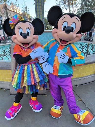 DCA celebrated its 25th anniversary on Sunday, February 8th! Mickey and Minnie were wearing special colorful outfits to commemorate the occasion and guests entering the park in the morning were given a special commemorative park map. The marquee on the Carthay Circle Theater also wished the park a happy 25th birthday. #DCA25 #disneycaliforniaadventure