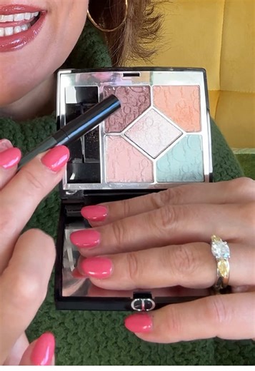 Dior Mint Bubblegum Palette Review in Natural Daylight