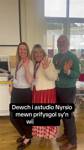 Yn meddwl am ddyfodol ym maes Nyrsio? 💛 Dewch i astudio mewn prifysgol sy’n wirioneddol gofalu - ac sy’n cael ei chydnabod fel y brifysgol orau yng Nghymru ar gyfer boddhad myfyrwyr. O brofiadau ymarferol i gymuned sy’n mentro bod yn wahanol, dyma’r lle i dyfu, dysgu a pherthyn. Prifysgol Aberystwyth — Dyma eich lle ✨ #nurse #prifysgolaberystwyth #nurselife #study #ucas