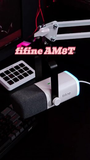 Das könnte das schönste weiße Mikrofon für dein Setup sein. 🤍🎙️ Auspacken, anschließen und direkt loslegen. ✔ USB & XLR ✔ Dynamischer Sound ✔ RGB-Beleuchtung ✔ Perfekt für Gaming, Streaming und Podcasts. Wie gefällt euch das weiße Setup? ✨ #fifine #podcast #Mikrofon #setupInspiration #unboxing