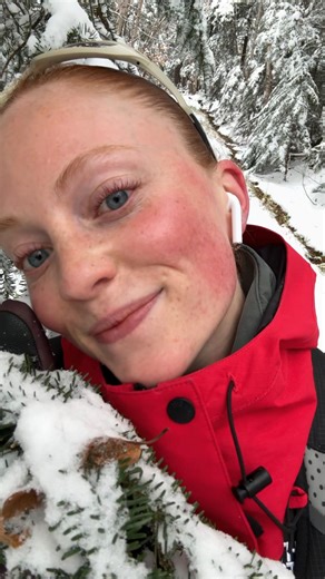 Mégan Ouellet-Lamontagne on Instagram: "Je trouvais que la première neige se laissait désirer. Le mont Mansfield (Green Mountains)📍est le point culminant du Vermont, avec une altitude de 1 339 mètres. Ça a ben du bon sens pour une petite escapade en montagne pas trop loin de la maison. C'est à 2h15 de Montréal, mais svp si vous traversez la frontière c'est pour le State Park uniquement, pas de niaisage avec le boycott. 😋 Se rendre au somment n'est pas simple dans des conditions h