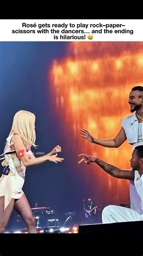 Rosé plays rock–paper–scissors with the dancers… 😆 #rosé #blackpink #블랙핑크 #박채영