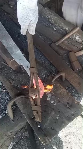Anna Okta Ryna on Instagram: "This looks so cool! The blacksmith's skill in manually drilling a hole in the knife handle#BlacksmithSkills #Handmade #KnifeHandle #TraditionalCrafts #MetalWork #Blacksmith"