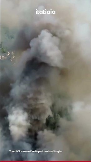 FUMAÇA SOBE DE INCÊNDIO FLORESTAL EM GAINESVILLE, NA FLÓRIDA (EUA)