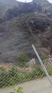 18K views · 94 reactions |  Momento exacto en que un cerro se desprende a la altura de la carretera Llacuabamba - Retamas cerca a la curva 8, en la provincia de Pataz, región La Libertad. ⬇️ ⬇️ ️ Cortesía # #LaLibertad #Lluvias #Huaicos #Emergencia | Kadena Noticias | Facebook