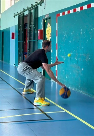 Dribble et vue d’ensemble : apprendre à lire le jeu au basket