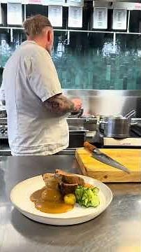 Köttfärslimpa med gurka och lingon - Matduell. #ckskök #chef #matlagning #food #cooking