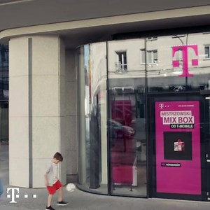 Zajrzyj do naszego sklepu stacjonarnego, a Twoim oczom ukaże się... mistrzowski MIX BOX - pudełko dla prawdziwych mistrzów! 👀 W środku smartfon HUAWEI Y6s, etui i opaska. Idealny pomysł na prezent! 🎁 | T-Mobile PL