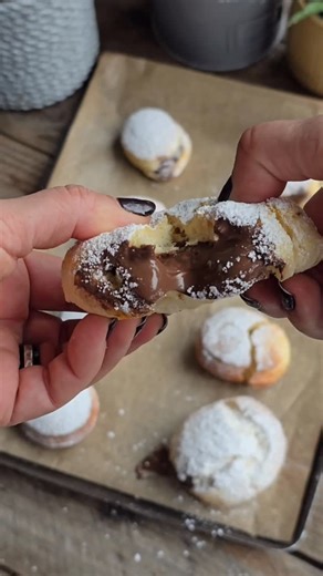 Beignets maison au four 🍩 Des beignets au four, sans friture, une recette facile et gourmande, de quoi se faire plaisir sans culpabiliser.... 🔗 Abonne-toi pour plus de recettes saines et faciles Ingrédients pour 10 beignets environ : - 250g de farine - 40g de sucre - 1 pincée de sel - 1 œuf battu (2 s'il est petit) - 8g de levure fraîche - 1 cc d'extrait de vanille liquide ou de fleur d'oranger - 80ml de lait tiède - 40g de beurre mou 1. Dans le bol du robot mélange la farine avec le sucre et 
