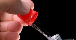 Comment enlever de la colle forte sur les doigts ?