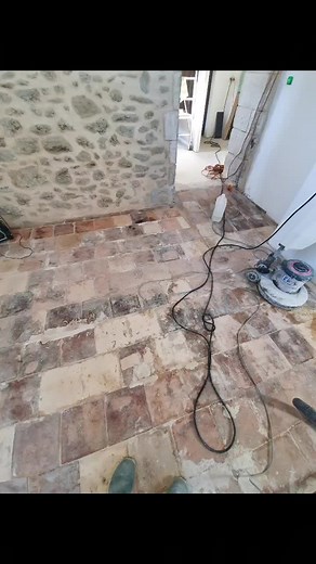 Rénovation et réparation de tomettes anciennes #brillance #nettoyage #vitrification #hydrofuge #poncage #VIP #luxe #rénovation #sols #fyp #ancien