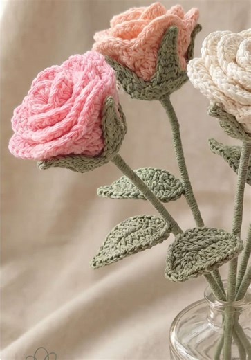 Introducing the Simple Sweet Rose crochet pattern 🌹 Simple, but with those realistic details that give it a soft, natural look. A piece you can make once and keep forever.