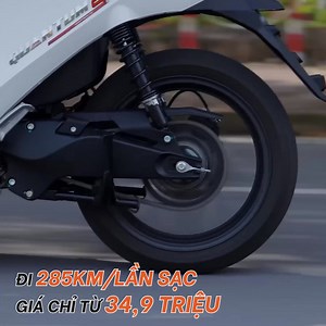Khám phá ngay siêu phẩm Quantum S mới 👉 Xe máy điện đi 285km/lần sạc. Giá chỉ từ 34,9 triệu. Một số tính năng, công nghệ mới: - Khởi hành ngang dốc (Hill Assist): Giữ xe không bị trôi ngược khi nhả phanh trên dốc nghiêng - Mở rộng 2 ngăn để đồ trước, nâng tổng dung tích lên 44 lít. Vẫn là dòng xe chứa đồ nhiều nhất Việt Nam. 👉Đến store Dat Bike lái thử Quantum S mới ngay! ________________________ Ưu đãi đến 30/11: Giảm 50% gói BH pin 10 năm. Đặt cọc chỉ với 200k Lái thử miễn phí tại các cửa hà
