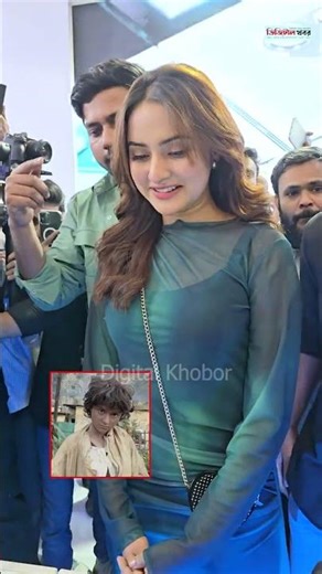 কাকে দেখে হাসলেন অভিনেত্রী কেয়া পায়েল