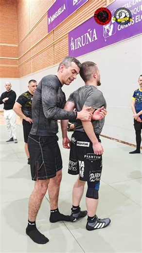 AFIDES on Instagram: "🔵🥋 CLASE DE DPP CON COLABORACIÓN ESPECIAL 🥋🔵 En la última sesión de Defensa Personal Policial, hemos tenido el placer de contar con la colaboración de Guillem Gil, instructor de @escueladegrappling, que aportó su experiencia y visión técnica al entrenamiento. Durante la clase se trabajaron conceptos clave de control, dominio en el suelo y transiciones, aplicados a contextos reales de intervención policial, enriqueciendo la formación de nuestros socios con técnicas efect