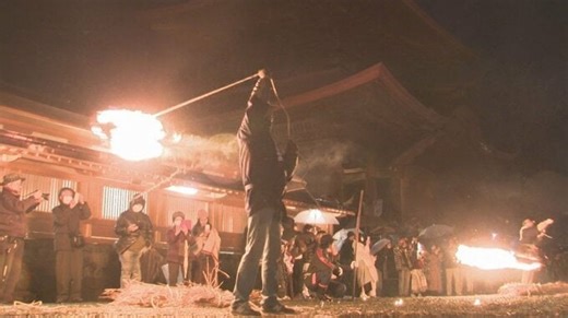 幻想的な炎の輪広がる「火振り神事」 熊本・阿蘇神社の楼門の下で舞う | TBS NEWS DIG