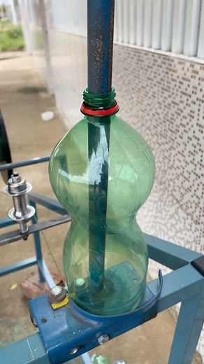 Garrafa vs vassoura ♻️💚 #gadgts #vassouras #meioambiente #reuse #reciclagem #negocio #empreendedor #plastico #viral | Giorggio Gari Ecológico