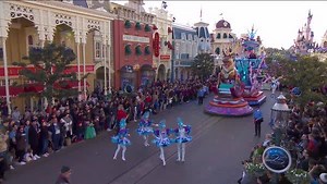 Elsa zorgt voor een ijskoude verrassing in onze nieuwe Parade! ❄ | Disneyland Paris