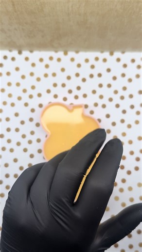 Hello 🐣 Je vous présente aujourd’hui le moule 6 cavités Mixtes de Pâques 🐰 Le dernier de cette collection de Pâques 🌼 J’ai hâte de commencer la prochaine collection Lundi ✨ Passez un bon week-end 🌼 Vous allez retrouver 7 moules 6 cavités en taille 8gr, 15gr et 22gr 🐓 Mais également 4 formats xxl, 5 formats 6 cavités et 4 formats tablettes 🌼 J’ai passé de nombreuses heures pour tout concevoir, j’espère que cette collection vous plaira autant qu’à moi 🐣 🌼 LIVRAISON OFFERTE en France Métrop