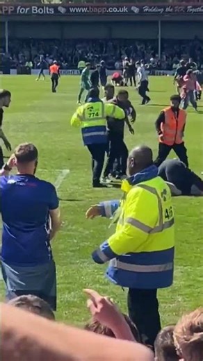 York player hitting Rochdale fan. Rochdale vs York. National League Promotion Final 25.04.2026