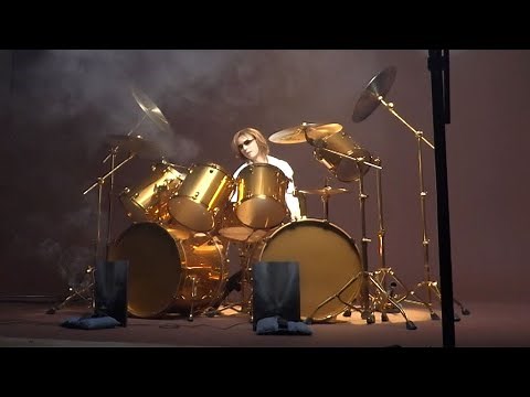 ＹＯＳＨＩＫＩ、“黄金ドラム”で迫力満点の演奏！