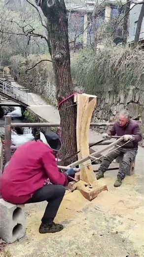 The ingenuity of working people in skillfully using hand saws to make wooden products